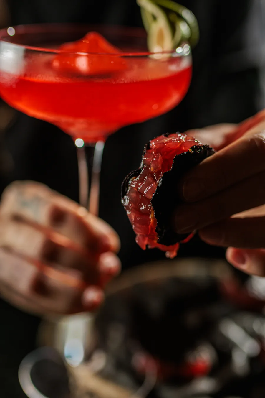 Drink servido com fatia de carne curada, no bar